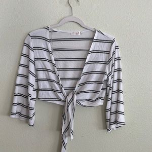 Cropped sleeve tie in the front shirt